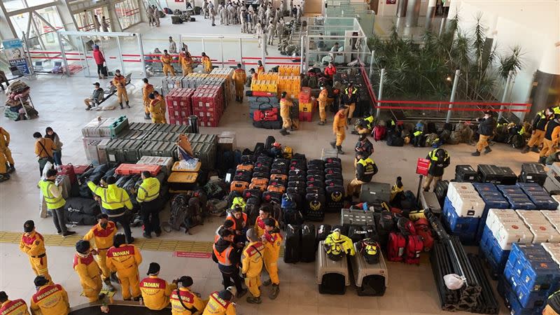 台灣國際搜救隊130人及5隻搜救犬撤返阿達亞曼機場。（圖／翻攝畫面）