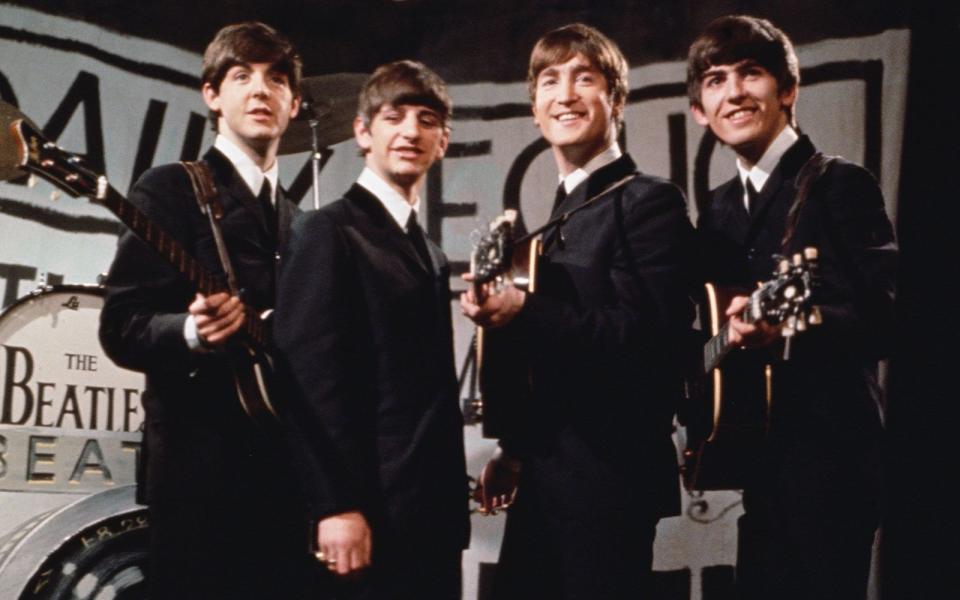 Die Beatles, klar. Wo Paul, Ringo, John und George in den 60-ern auftraten, gab es kein Halten mehr. Kreischende Mädchen bei Beatles-Konzerten, man kennt die Bilder. Mit "Beatlemania" bekam der Hype um diese Band sogar eine eigene Bezeichnung. (Bild: Hulton Archive/Getty Images)