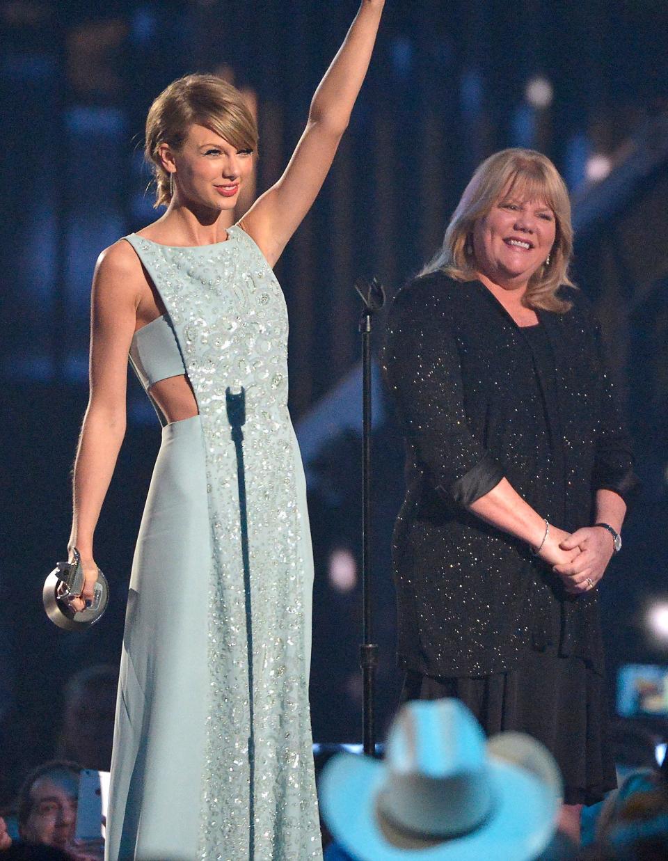 Taylor Swift and her mother Andrea at the 2015 Country Music Awards. (Photo: Fort Worth Star-Telegram via Getty Images)