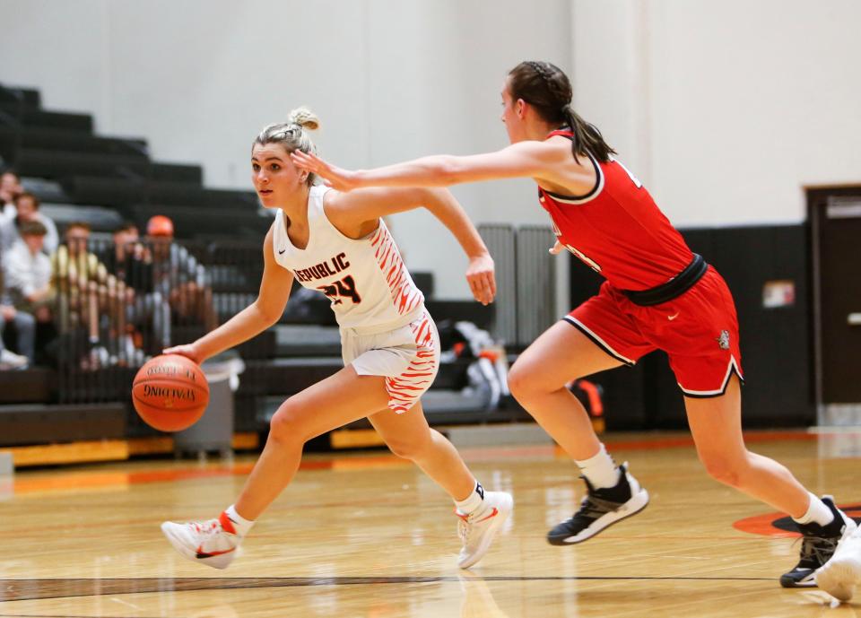 Republic's Kaemyn Bekemeier drives to the basket during a game against the El Dorado Springs Lady Bulldogs at Republic on Monday, Dec. 13, 2021. 