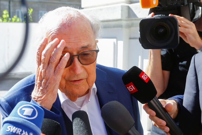El expresidente de la FIFA, Sepp Blatter, habla con los medios de comunicación a su llegada al Tribunal Penal Federal Suizo en Bellinzona, Suiza