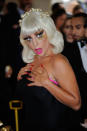 Die MET-amorphose der Lady Gaga: Doch auch unter dem Ballkleid hat noch eine weitere Lage Stoff Platz, die an dieser Stelle schon hervorblitzt. Nutzen wir den Zwischenschritt, um auch das Make-up der Sängerin zu würdigen. Kaum zu glauben, dass uns dieser Augenaufschlag bislang nicht aufgefallen ist… (Bild: Getty Images)