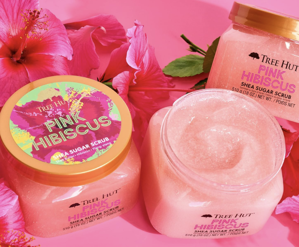 Exfoliante e hidratante corporal Tree Hut Pink con hibiscus, manteca de karité y granos de azúcar. (Foto: Amazon)