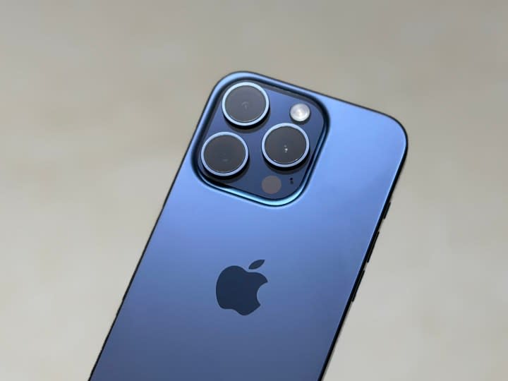 La parte trasera de un iPhone 15 Pro azul.