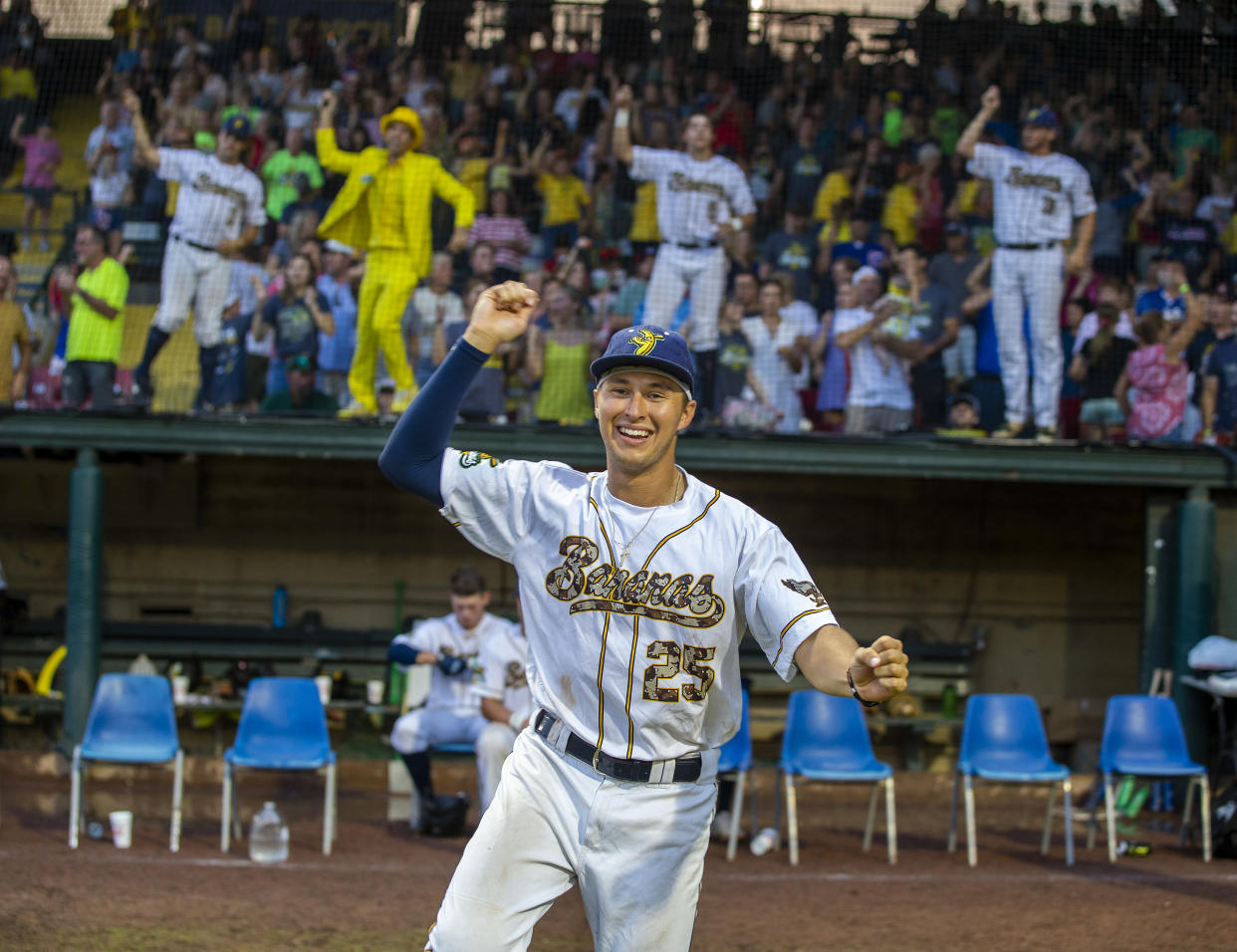 Los Bananas de Savannah juegan contra Catawba Valley Stars en Grayson Stadium en Georgia, Estados Unidos el 3 de julio de 2021. El lanzador de bananas Christian Dearman lidera el baile de la canción 