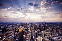 <strong>2e - Johannesburg (Afrique du Sud)</strong>. Avec un taux de chômage national de plus de 28,5% (le plus élevé parmi les pays dont les villes figurent sur la liste établie par 24/7 Tempo), une septième place dans le palmarès des villes les plus dangereuses au monde et une 18e place dans celui des métropoles les plus affectées par le burnout, "Joburg" monte sur la deuxième marche de ce podium consacré au stress en zone urbaine. ©<em>Getty Images</em>