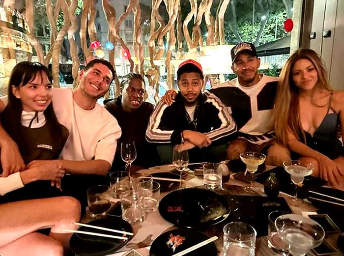 Shakira cena con Lewis Hamilton y amigos en Barcelona