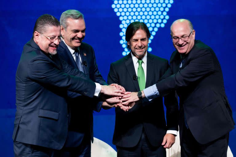 El presidente de Costa Rica, Rodrigo Chaves Robles, el presidente de República Dominicana, Luis Abinader, el presidente de Uruguay, Luis Lacalle Pou, y el presidente del Banco Interamericano de Desarrollo (BID), Ilan Goldfajn, se dan la mano después de participar en un panel de discusión en la Asociación de las Américas 