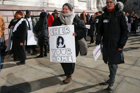 FILE PHOTO: Supporters of Airbnb stand during a rally before a hearing called "Short Term Rentals: Stimulating the Economy or Destabilizing Neighborhoods?" at City Hall in New York January 20, 2015.REUTERS/Shannon Stapleton/File Photo