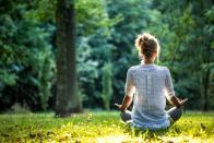 Nicht jedem fällt es leicht, vom Ständig-Erreichbar-Modus an mehreren Bildschirmen gleichzeitig aufs bloße achtsame Sein zwischen Bäumen umzuschalten. Entspannungsübungen wie zum Beispiel Meditation können den Übergang erleichtern. (Bild: iStock/Marcin Wiklik)