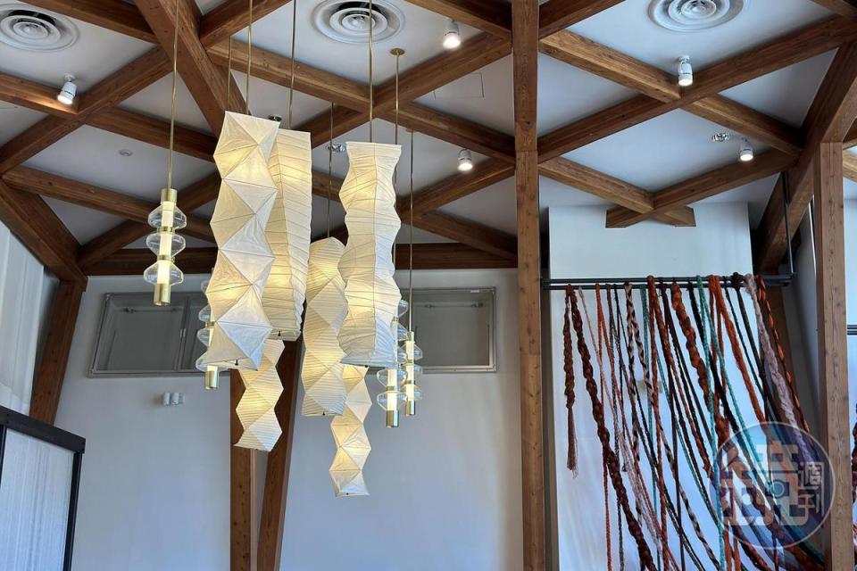 店內吊燈使用廢棄螢光燈管取出的回收玻璃製成，牆壁上也掛著回收漁網創作的美麗編織品。