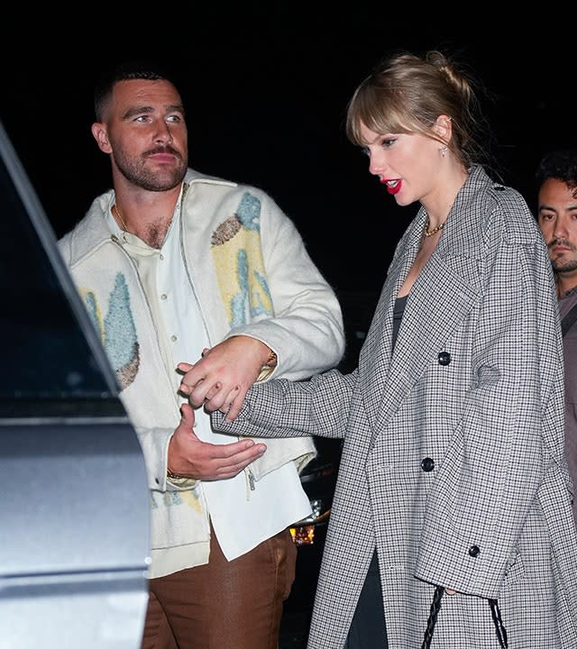 Travis Kelce helps Taylor Swift back into the car