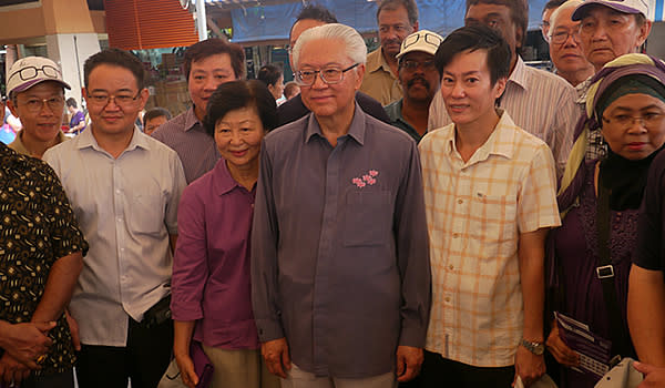 Dr Tony Tan with wife Mary (left) and his group of supporters during the walkabout at Chong Pang food market. (Yahoo! photo/ Faris Mokhtar)