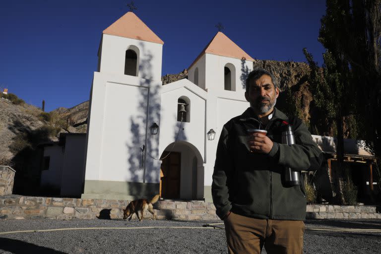 Walter Medina es el cura de la escuela albergue de alta montana y vive allí