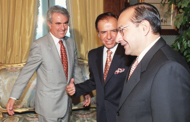 El entonces presidente argentino, Carlos Menem, con Manuel Rocha y el secretario general Alberto Antonio Kohan, en 1997