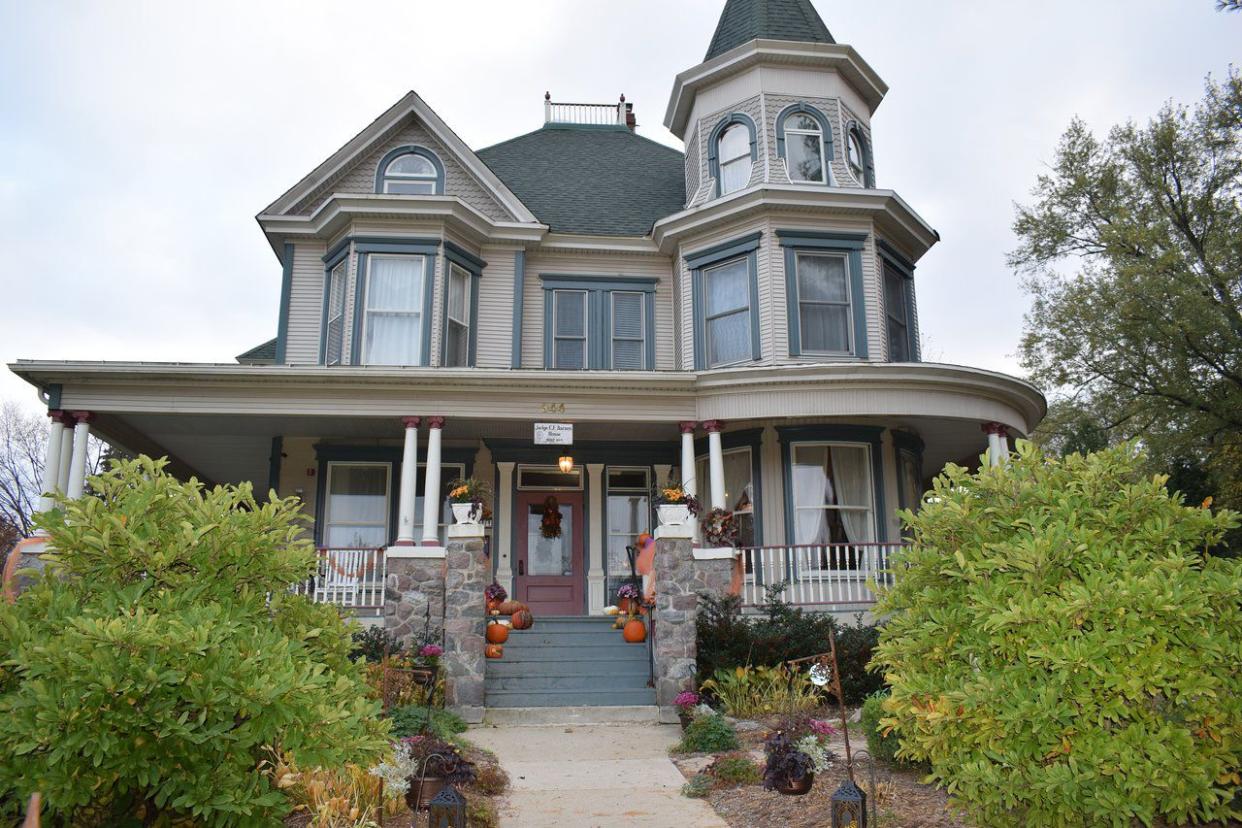 Cherry Tree Inn, Woodstock, Illinois