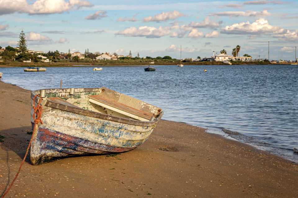 <p>A ocho kilómetros del núcleo urbano de Cartaya se encuentra la localidad de El Rompido, que pertenece a este municipio onubense. Se trata del típico pueblo de pescadores con encanto y en su playa puedes practicar deportes como el windsurf o el kitesurf. (Foto: Getty Images).</p> 