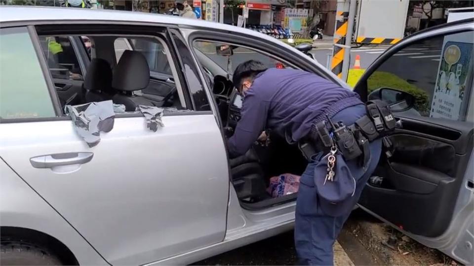 開車停路中昏睡...醒了衝分隔島　駕駛車上搜出毒