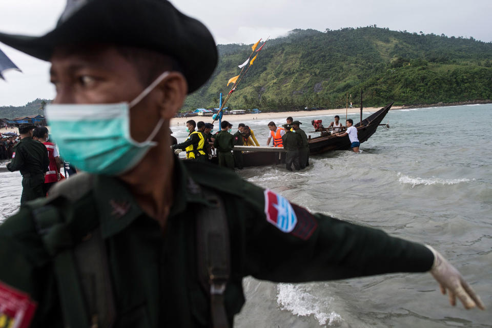 <p>Myanmar military members prepare to unload the dead bodies at Sanhlan village on June 8, 2017.<br> (Photo: Ye Aung Thu/AFP/Getty Images) </p>