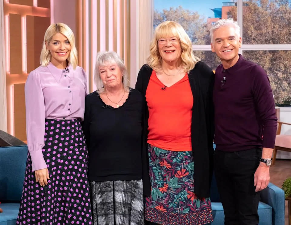 Jane Hamlin 是英國最大型的跨性別人士支援組織 Beaumont Society 的主席 (圖為她和妻子 Barbara 與 Holly Willoughby 和 Phillip Schofield 在 ITV《This Morning》節目中的合影)。(Ken McKay/ITV/Rex Features, Shutterstock)