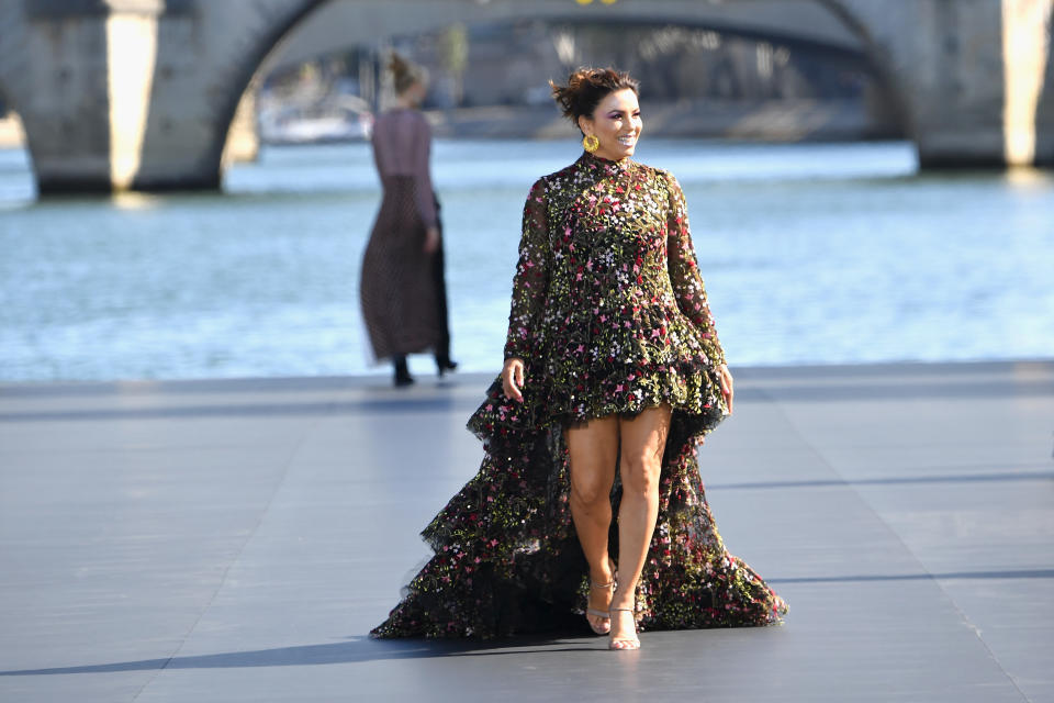 <p>Schauspielerin Eva Longoria hat im Juni ihr erstes Kind zur Welt gebracht und strahlte auf dem 60 Meter langen Laufsteg übers ganze Gesicht. Mit dem asymmetrischen, floralen Kleid von Giambattista Valli betonte die 43-Jährige vor allem ihre Beine. (Bild: Getty Images) </p>