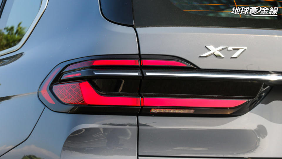 尾燈燈型調整，加上側邊的精緻花紋是X7小改款車尾的重點之一，同時車尾方向燈也有「心跳」效果。(攝影/ 陳奕宏)