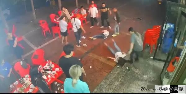 唐山燒烤店發生9男毆打1女的事件。（圖／翻攝微博）