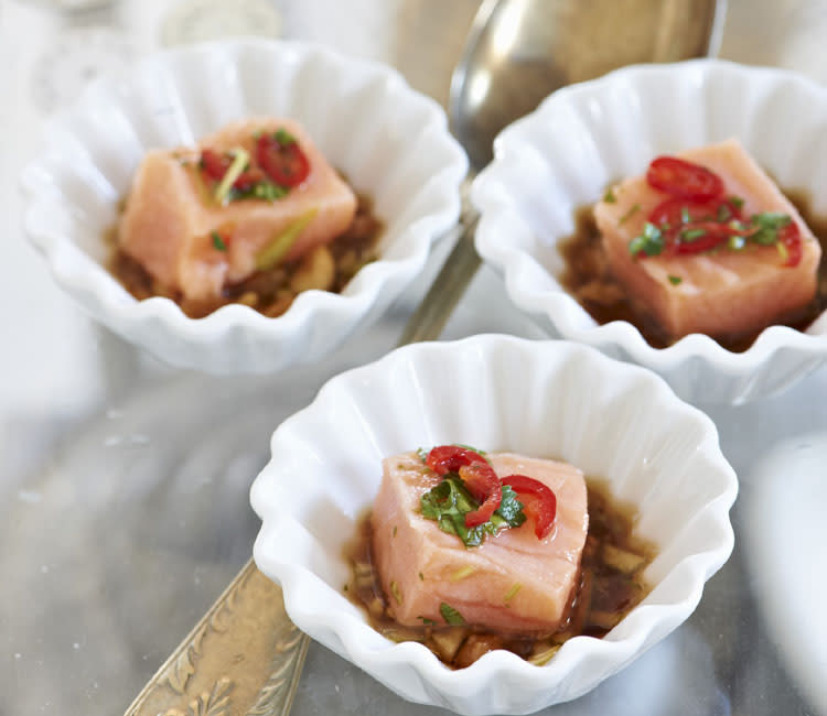 Salmón marinado con ponzu, cacahuete y chile