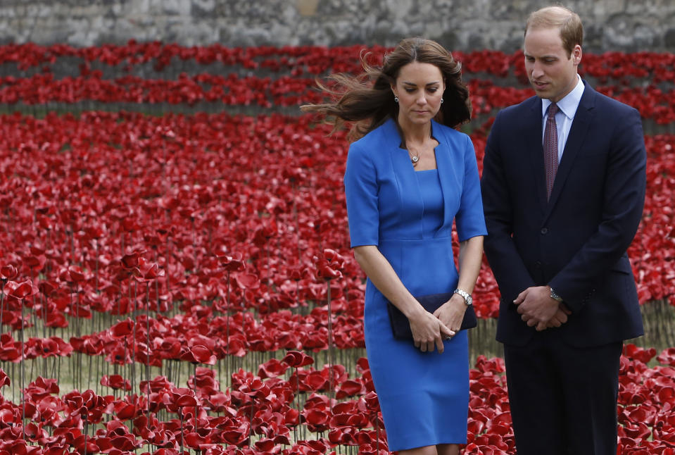 Britain's Prince William and his wife Catherine, Duchess of Cambridge stand amid the Tower of London's 'Blood Swept Lands and Seas of Red' poppy installation to commemorate the 100th anniversary of the outbreak of World War One (WW1), in London August 5, 2014. REUTERS/Luke MacGregor (BRITAIN - Tags: ROYALS SOCIETY CONFLICT)