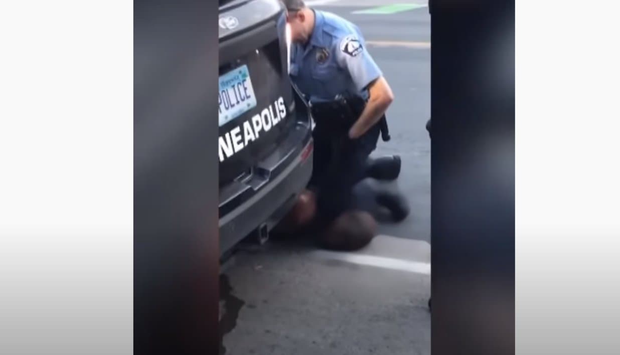 Le policier Derek Chauvin lors de l'interpellation de George Floyd à Minneapolis le 25 mai dernier - AFP