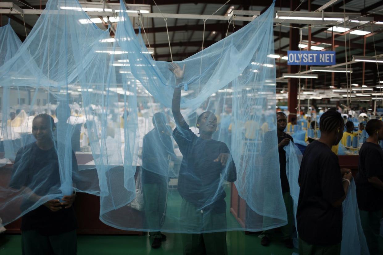 Una fábrica de mosquiteros insecticidas en Arusha, Tanzania. Charles Ommanney / Getty Images