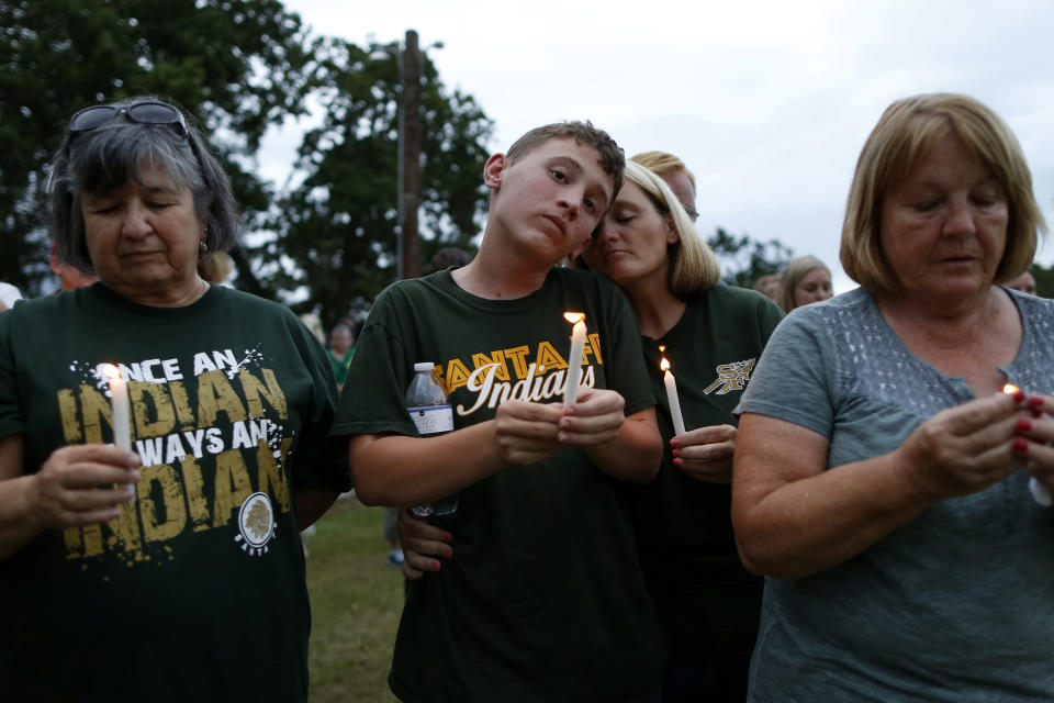 <p>Mourners hold candles during a vigil in memory of the victims killed in a shooting at Santa Fe High School in League City, Texas, May 20, 2018. (Photo: Jonathan Bachman/Reuters) </p>