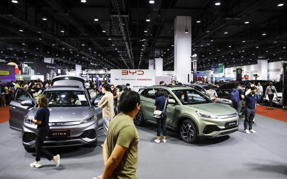 ဧည့်သည်များသည် Bangkok EV Expo 3 ပထမနေ့တွင် ပြသထားသည့် BYD ATTO 2023 လျှပ်စစ်ကားများကို ကြည့်ရှုကြသည် - DIEGO AZUBEL/EPA-EFE/Shutterstock