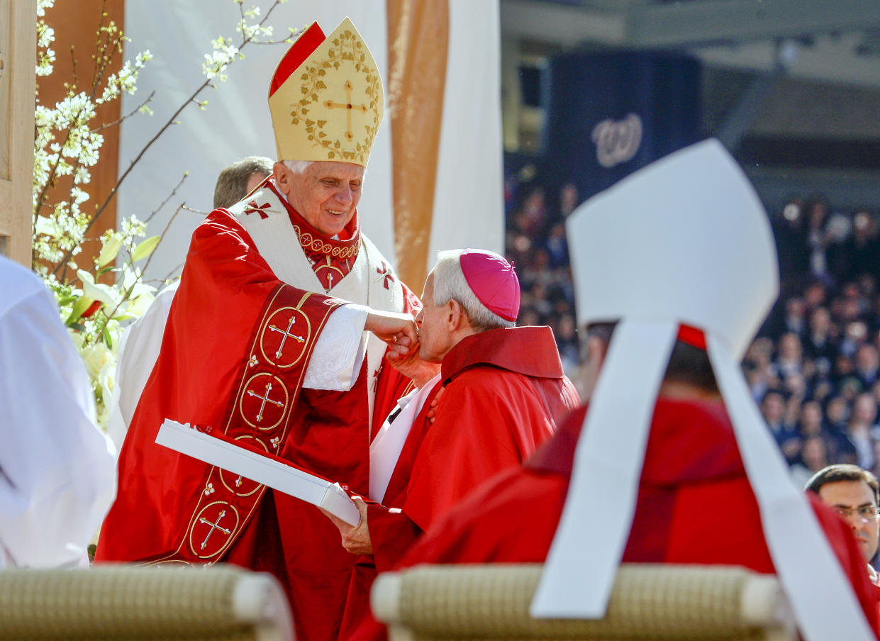 El arzobispo de Washington, Donald Wuerl, besa el anillo del papa Benedicto XVI durante una misa en Washington, el 17 de abril de 2008. (Doug Mills/The New York Times)