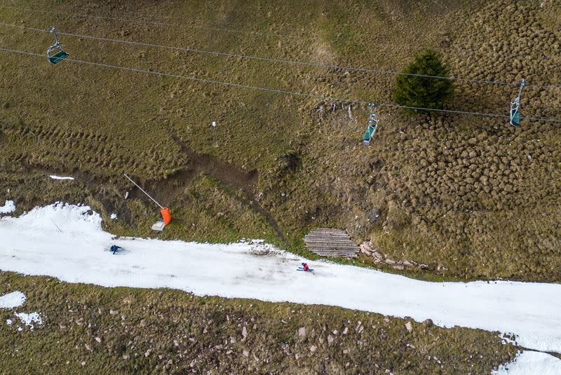 Skiers passes on small layer of artificial snow in Leysin