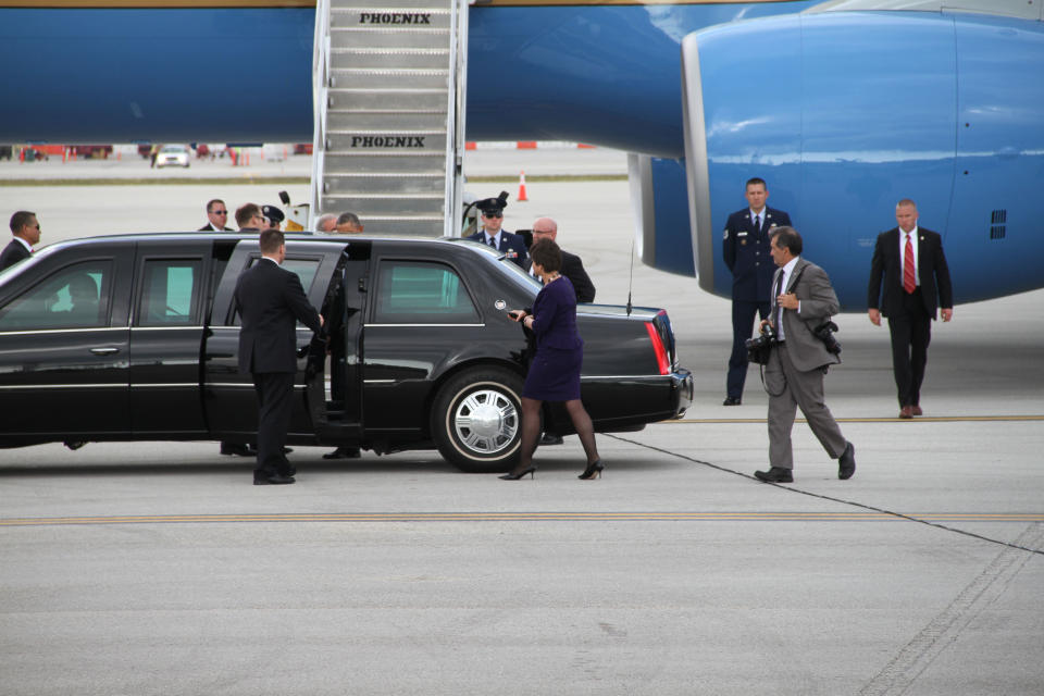 En esta visita a Miami del 20 de marzo del 2014, Barack Obama fue acompañada por<a href="http://voces.huffingtonpost.com/2012/12/04/barack-obama-valerie-jarrett-fotos_n_2237587.html" target="_blank"> Valerie Jarrett</a>, quien es  Consejero superior y Asistente del Presidente para la Oficina de Compromiso Público y Asuntos Intergubernamentales.