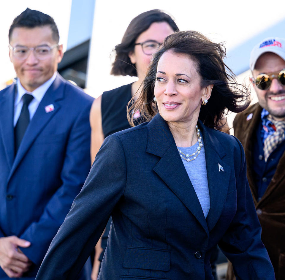 kamala wearing tiffany and co earrings and Irene Neuwirth necklace, US Vice President and Democratic presidential candidate Kamala Harris poses for a photo with local campaign staff before boarding Air Force Two departing San Francisco International Airport in San Francisco, California on September 28, 2024. Harris was in San Francisco where she attended a political event. (Photo by JOSH EDELSON / AFP) (Photo by JOSH EDELSON/AFP via Getty Images)