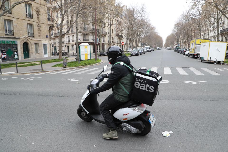 Le système de livraison de repas reste la roue de secours pour les restaurants qui ne peuvent plus accueillir du public. Uber Earts et Deliveroo en profitent.