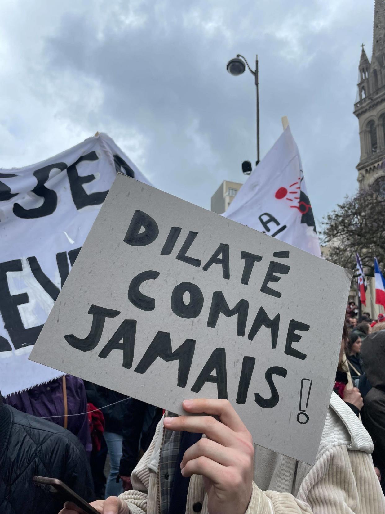 Une pancarte faisant référence à l’écriture de Bruno Le Maire, vue dans la manifestation du 1er mai 2023 à Paris.