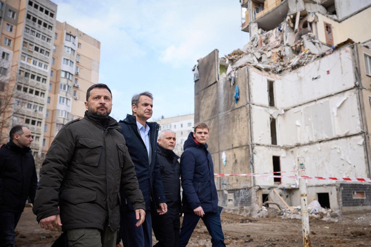 Le 6 mars 2024, le président ukrainien Volodymyr Zelensky et le premier ministre grec Kyriakos Mitsotakis marchent devant un immeubleendommagé par une attaque de drones à Odessa. 