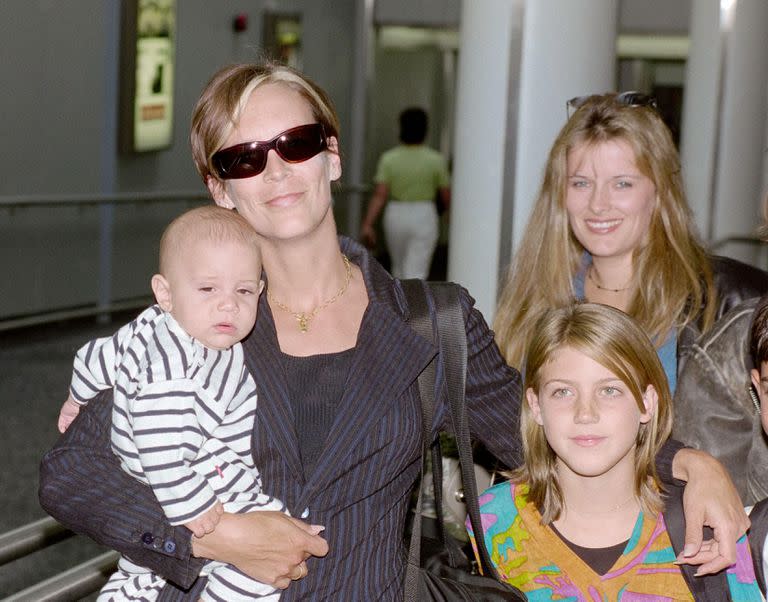 Jamie Lee Curtis hace unos años, junto a sus dos hijas