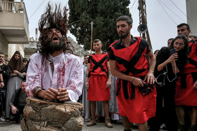 Lebanese devotees reenact Jesus' Way of the Cross, during the traditional Good Friday procession in the southern Lebanese village of Qraiyeh. Marwan Naamani/dpa