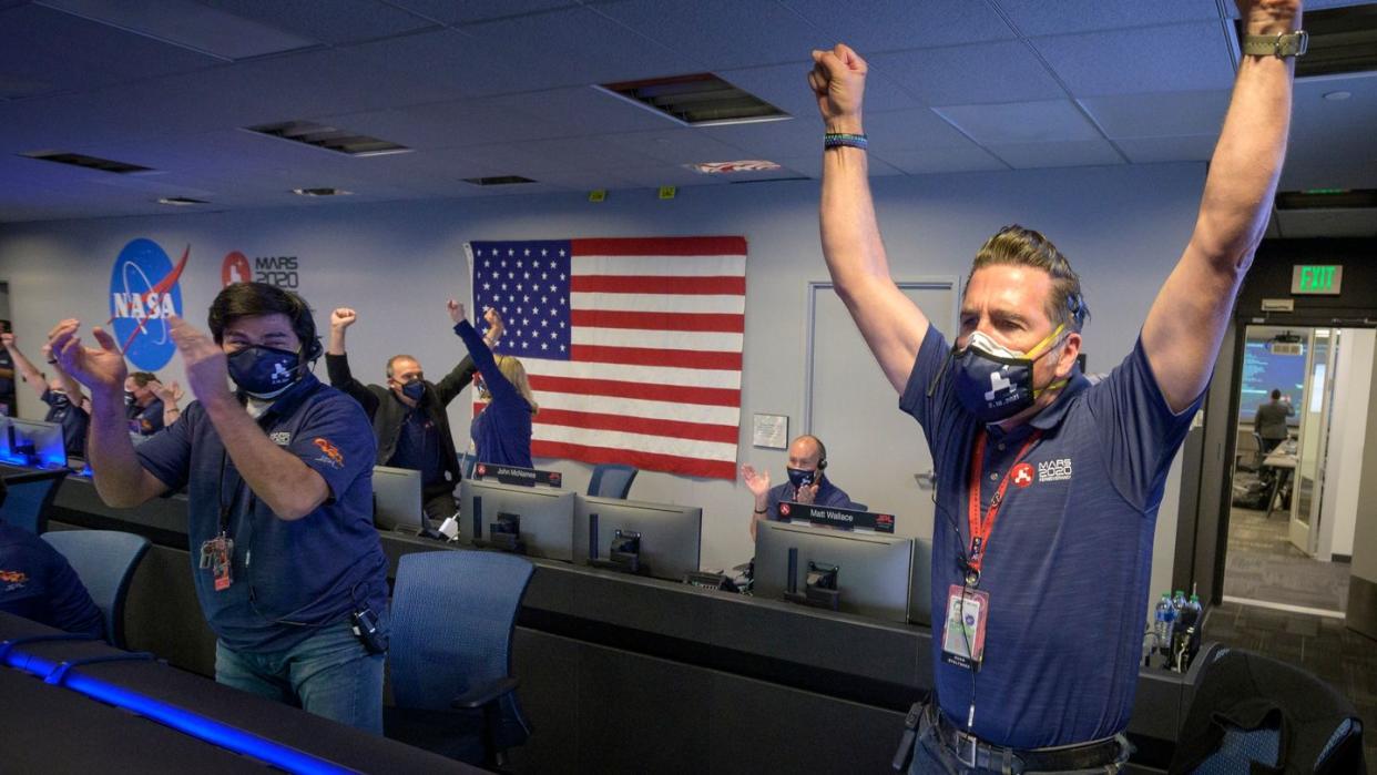 Nasa-Mitarbeiter jubeln in der Missionskontrolle - Rover «Perseverance» ist erfolgreich gelandet.