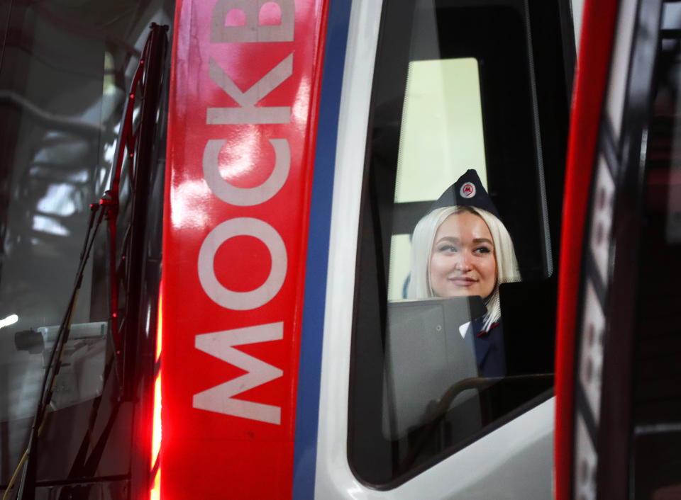 La de maquinista de trenes eléctricos es una de las profesiones que desde 2021 han dejado de estar vetadas para las mujeres en Rusia. De ahí que, por primera vez en 35 años, el metro de Moscú cuente con conductoras. La ciudad planea contratar a unas 500. (Foto: Vyacheslav Prokofyev / TASS / Getty Images).