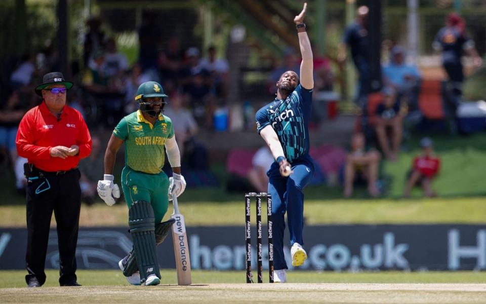 England's Jofra Archer (R) delivers a ball as South Africa's Temba Bavuma (C) and South African umpire Marais Erasmus (L) looks on during the first one day international (ODI) cricket match between South Africa and England - Marco Longari/AFP via Getty Images