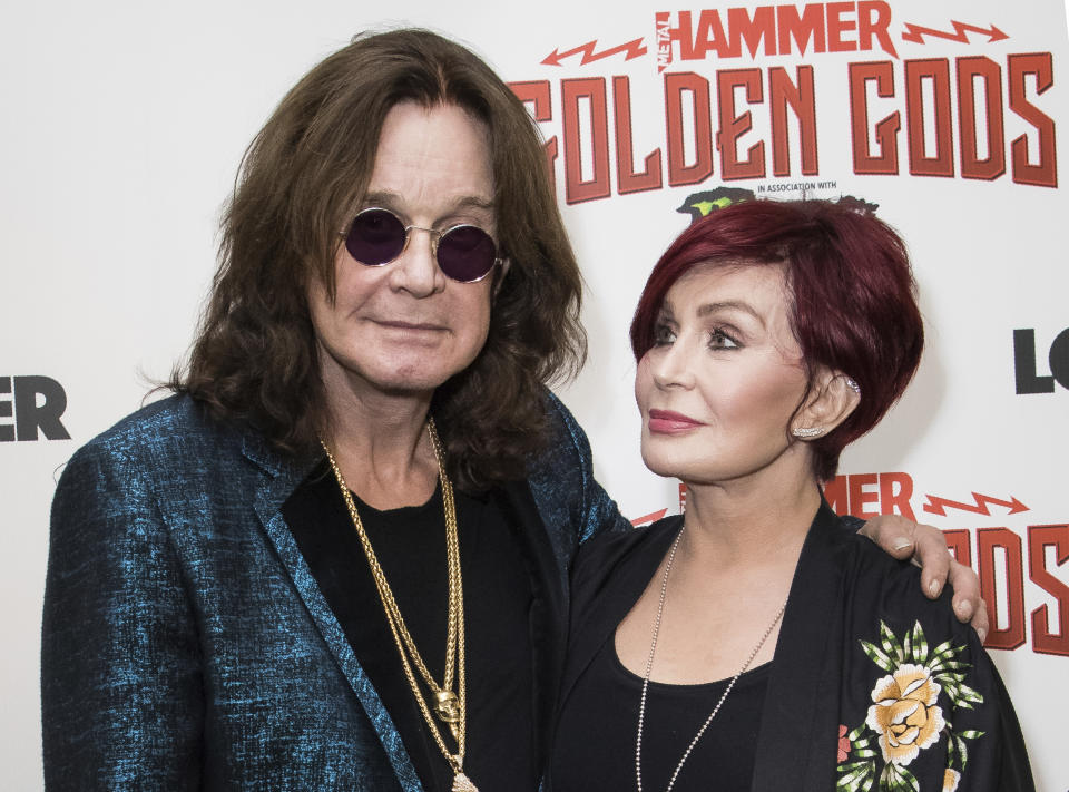 En esta foto del 11 de junio de 2018, el rockero Ozzy Osbourne y su esposa, Sharon Osbourne, en la ceremonia de los premios Metal Hammer Golden God en Londres. El cantante de 71 años dijo en una entrevista en "Good Morning America" que se transmitió el 21 de enero de 2020 que le diagnosticaron la enfermedad de Parkinson el año pasado. (Foto por Vianney Le Caer/Invision/AP, Archivo)