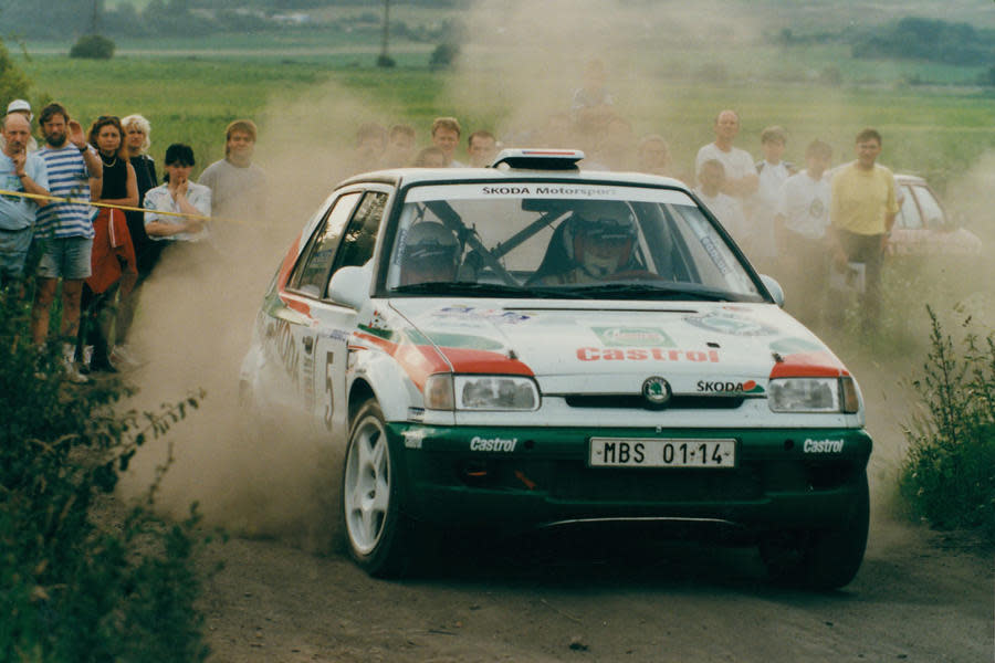 Skoda Felicia Kit Car cornering on gravel