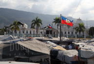 Una bandera ondea en el campamento de refugiados Champ Mars frente al destruído palacio nacional de Puerto Príncipe (Haití), cuando mañana se conmemora el segundo aniversario del terremoto. El sismo de 7 puntos en la escala de Richter que asoló la mayor parte de Haití el 12 de enero de 2010 dejó 300.000 muertos, unos 310.000 heridos y 1,5 millones de damnificados. EFE/Orlando Barría