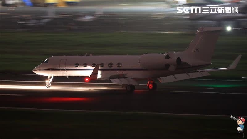 美國行政專機C-37傍晚降落松山機場。（圖／天梯攝機隊提供）