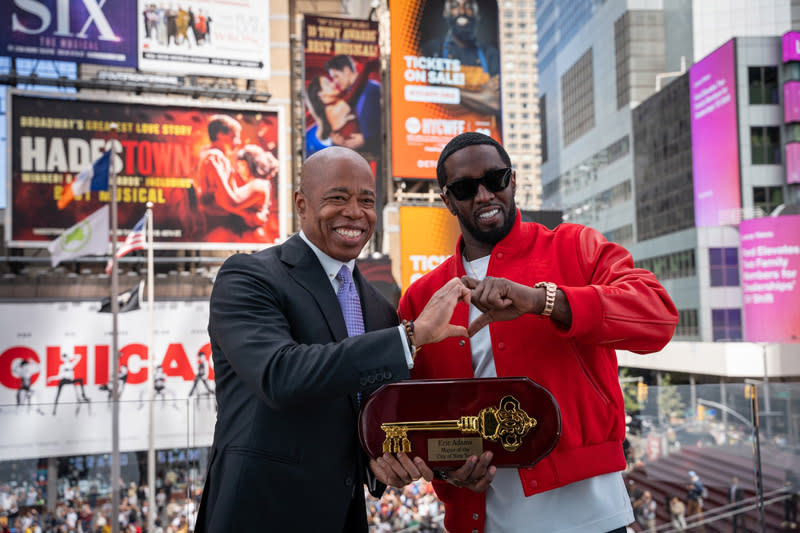 Mayor Eric Adams gives Sean “Diddy” Combs a key to NYC. (Caroline Rubinstein-Willis / Mayoral Photography Office)